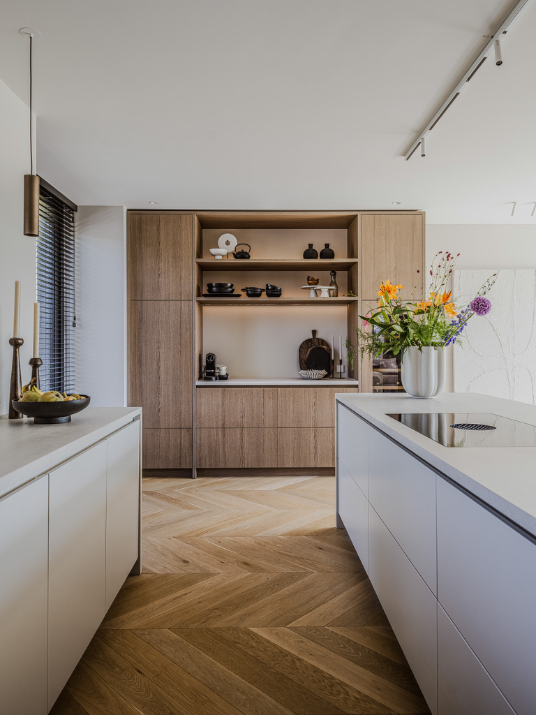 Lichte keuken met natuurlijk hout en zorgvuldig gekozen objecten
