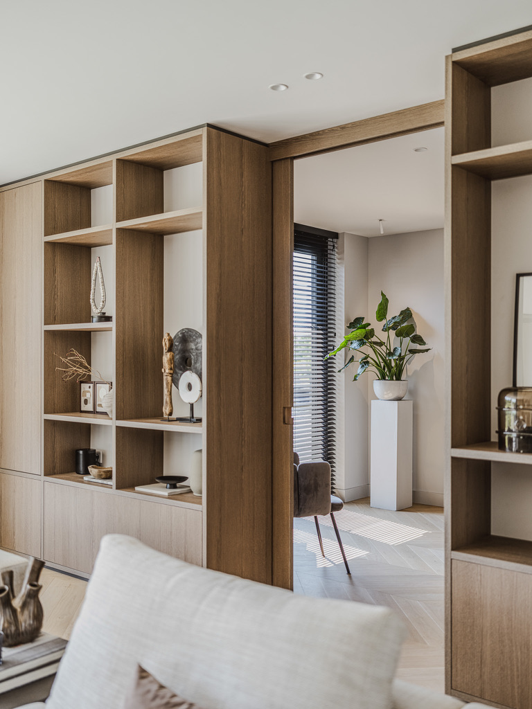 Kunst en woonobjecten in een rustig gestylede kast